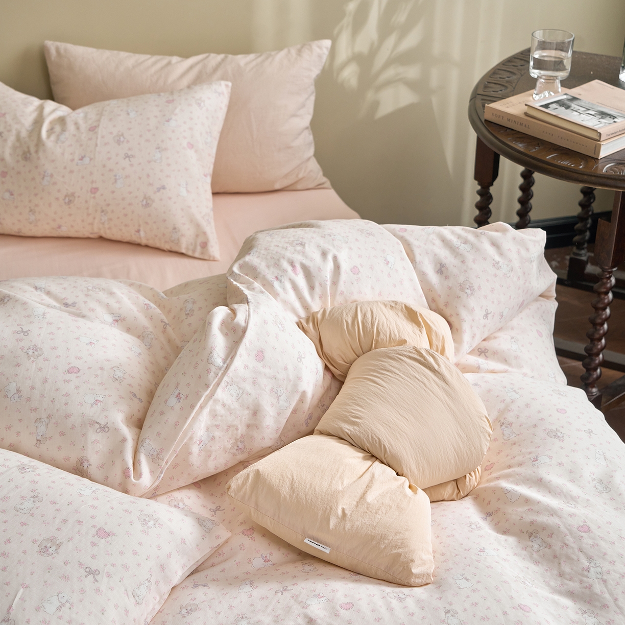 91家纺网 家纺一手货源 找家纺 洋铭区（原狠狠爱） 2026春季新款简约全棉 无边双层纱 四件套系列 比心兔兔