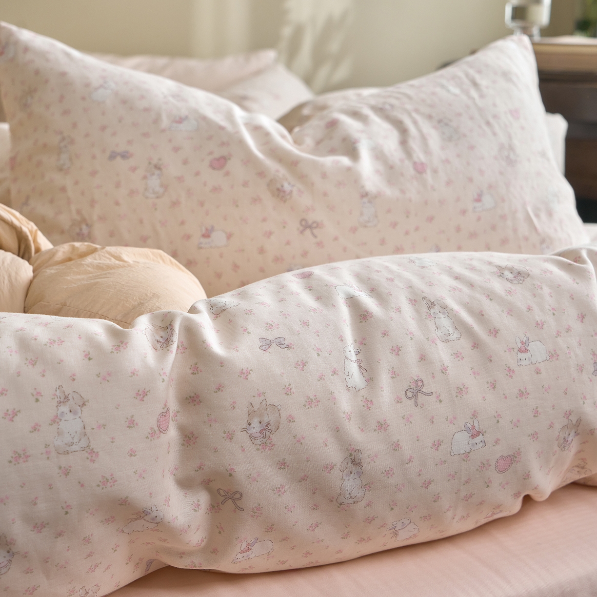 91家纺网 家纺一手货源 找家纺 洋铭区（原狠狠爱） 2026春季新款简约全棉 无边双层纱 四件套系列 比心兔兔