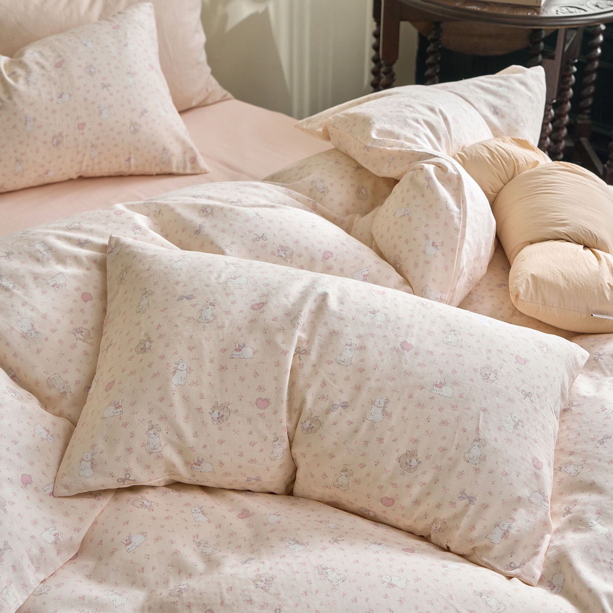 91家纺网 家纺一手货源 找家纺 洋铭区（原狠狠爱） 2026春季新款简约全棉 无边双层纱 四件套系列 比心兔兔