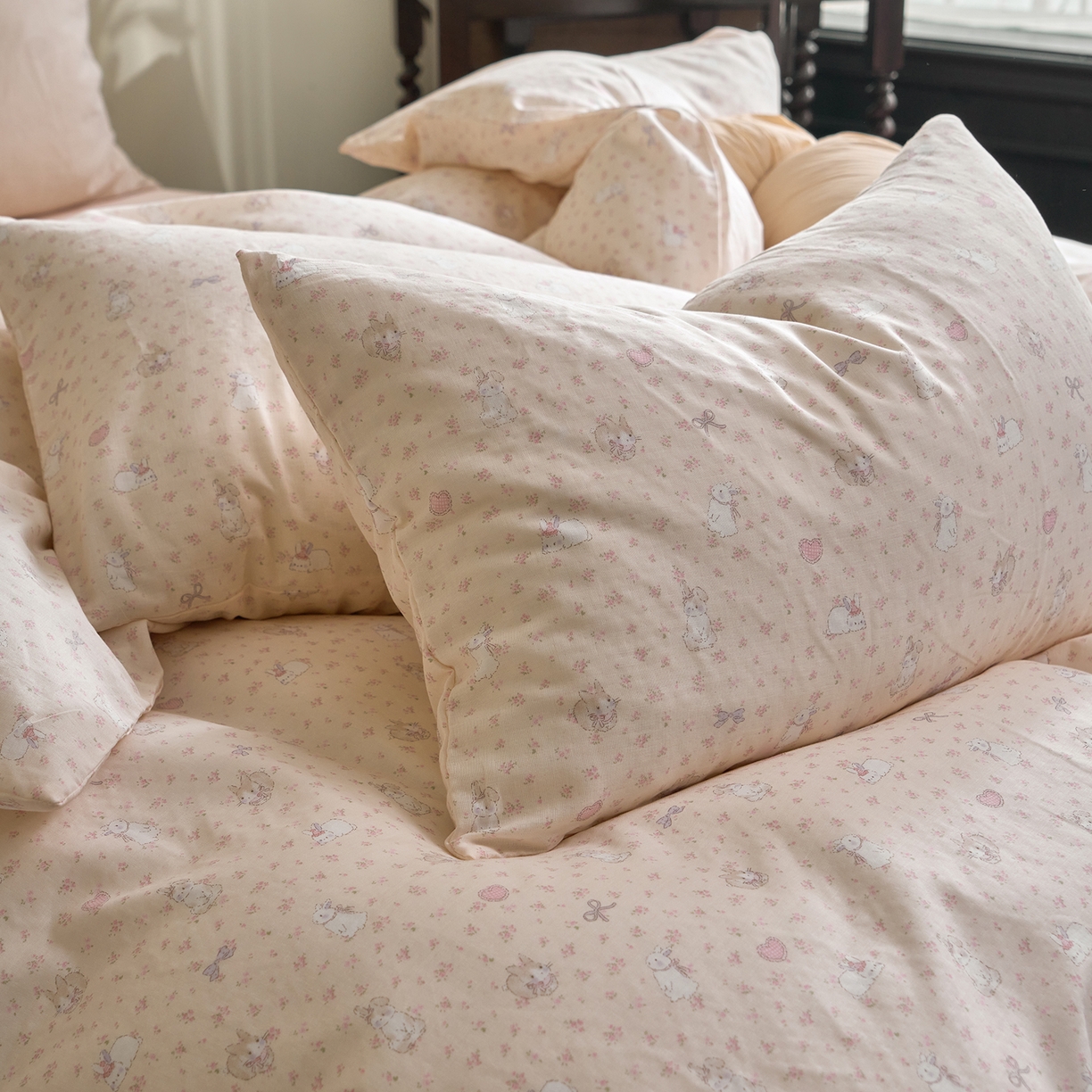 91家纺网 家纺一手货源 找家纺 洋铭区（原狠狠爱） 2026春季新款简约全棉 无边双层纱 四件套系列 比心兔兔