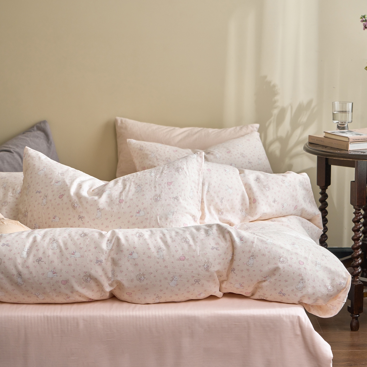 91家纺网 家纺一手货源 找家纺 洋铭区（原狠狠爱） 2026春季新款简约全棉 无边双层纱 四件套系列 比心兔兔