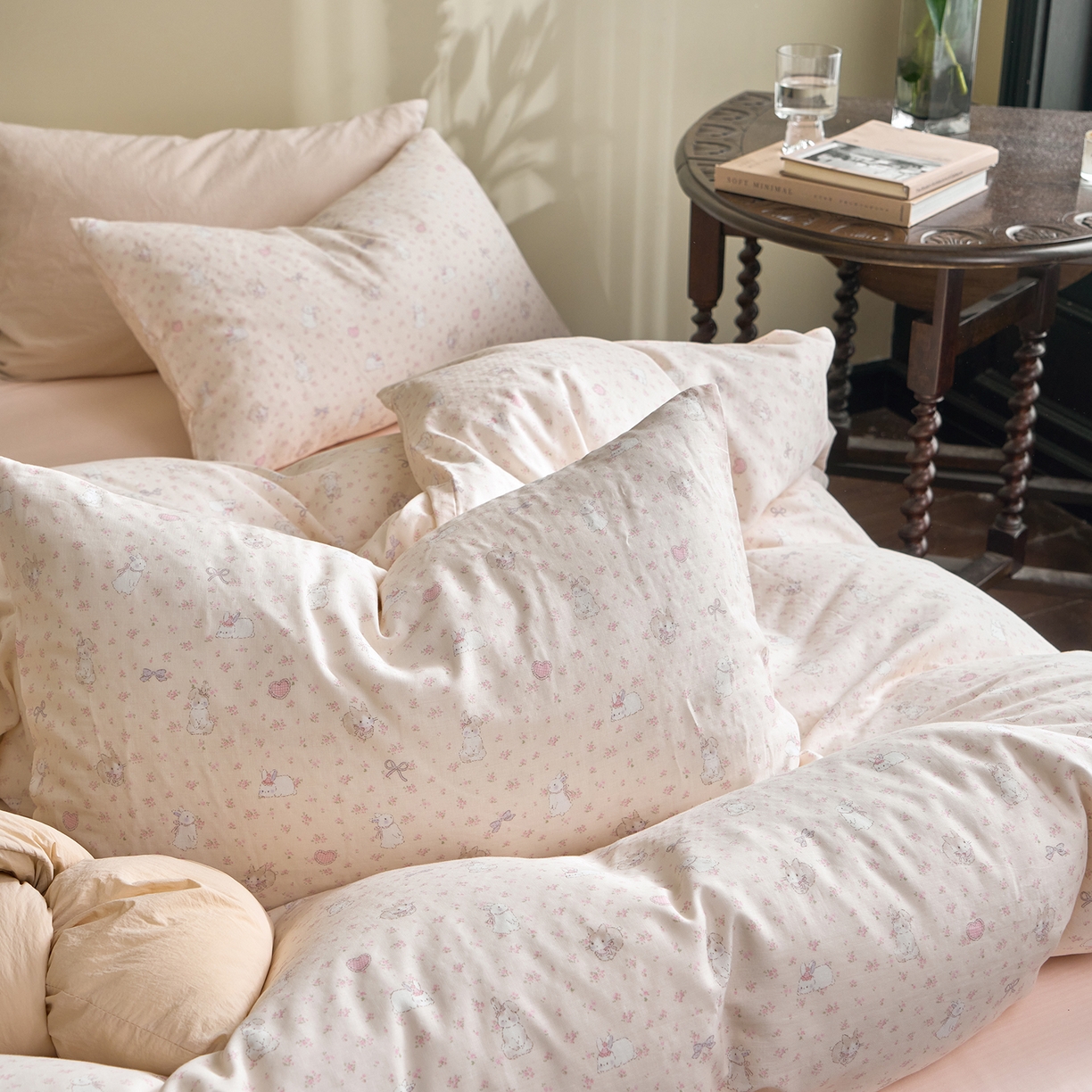 91家纺网 家纺一手货源 找家纺 洋铭区（原狠狠爱） 2026春季新款简约全棉 无边双层纱 四件套系列 比心兔兔