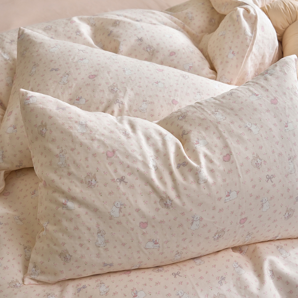 91家纺网 家纺一手货源 找家纺 洋铭区（原狠狠爱） 2026春季新款简约全棉 无边双层纱 四件套系列 比心兔兔