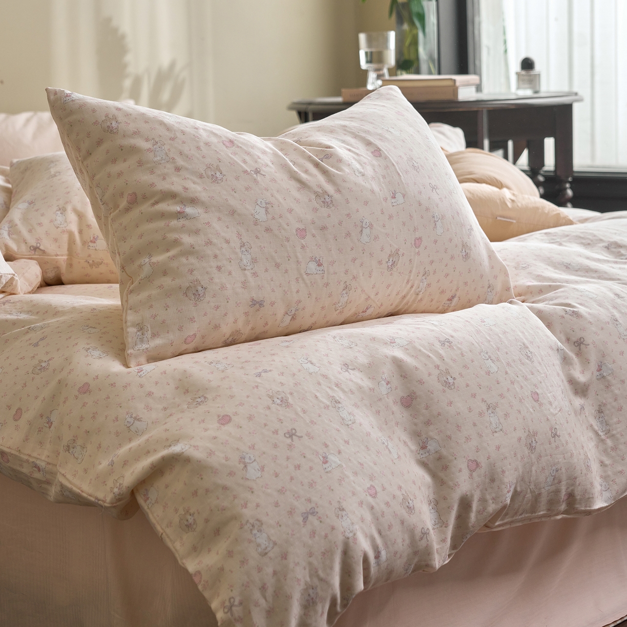 91家纺网 家纺一手货源 找家纺 洋铭区（原狠狠爱） 2026春季新款简约全棉 无边双层纱 四件套系列 比心兔兔