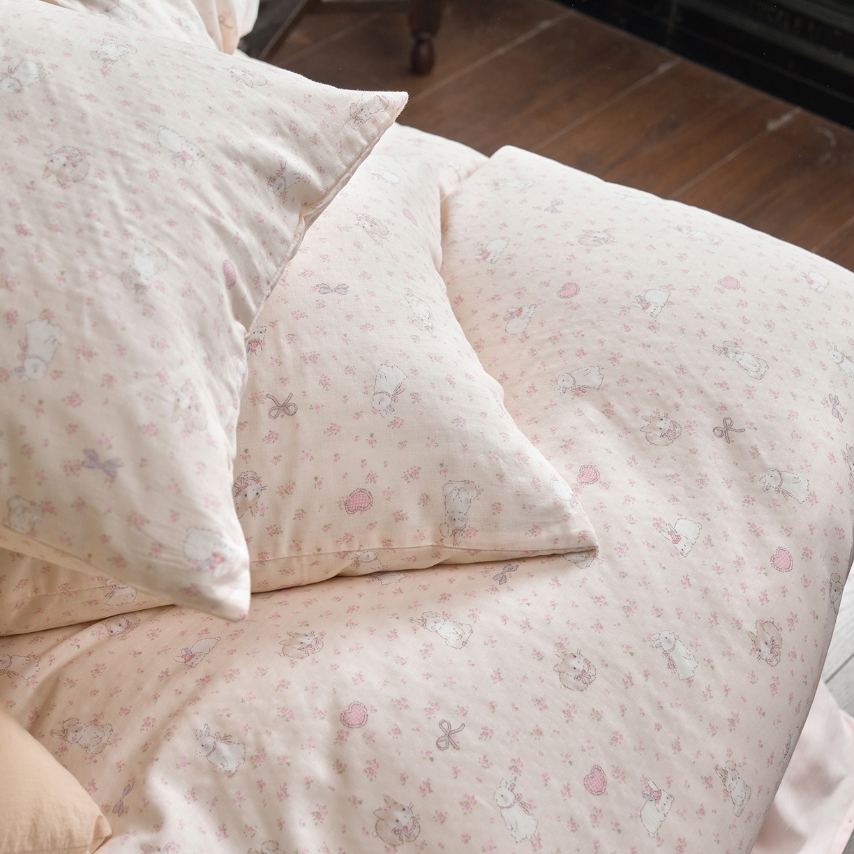 91家纺网 家纺一手货源 找家纺 洋铭区（原狠狠爱） 2026春季新款简约全棉 无边双层纱 四件套系列 比心兔兔