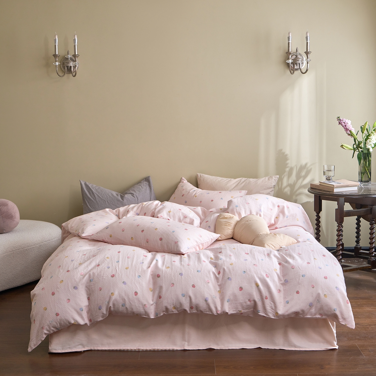 91家纺网 家纺一手货源 找家纺 洋铭区（原狠狠爱） 2026春季新款简约全棉 无边双层纱 四件套系列 缤纷草莓