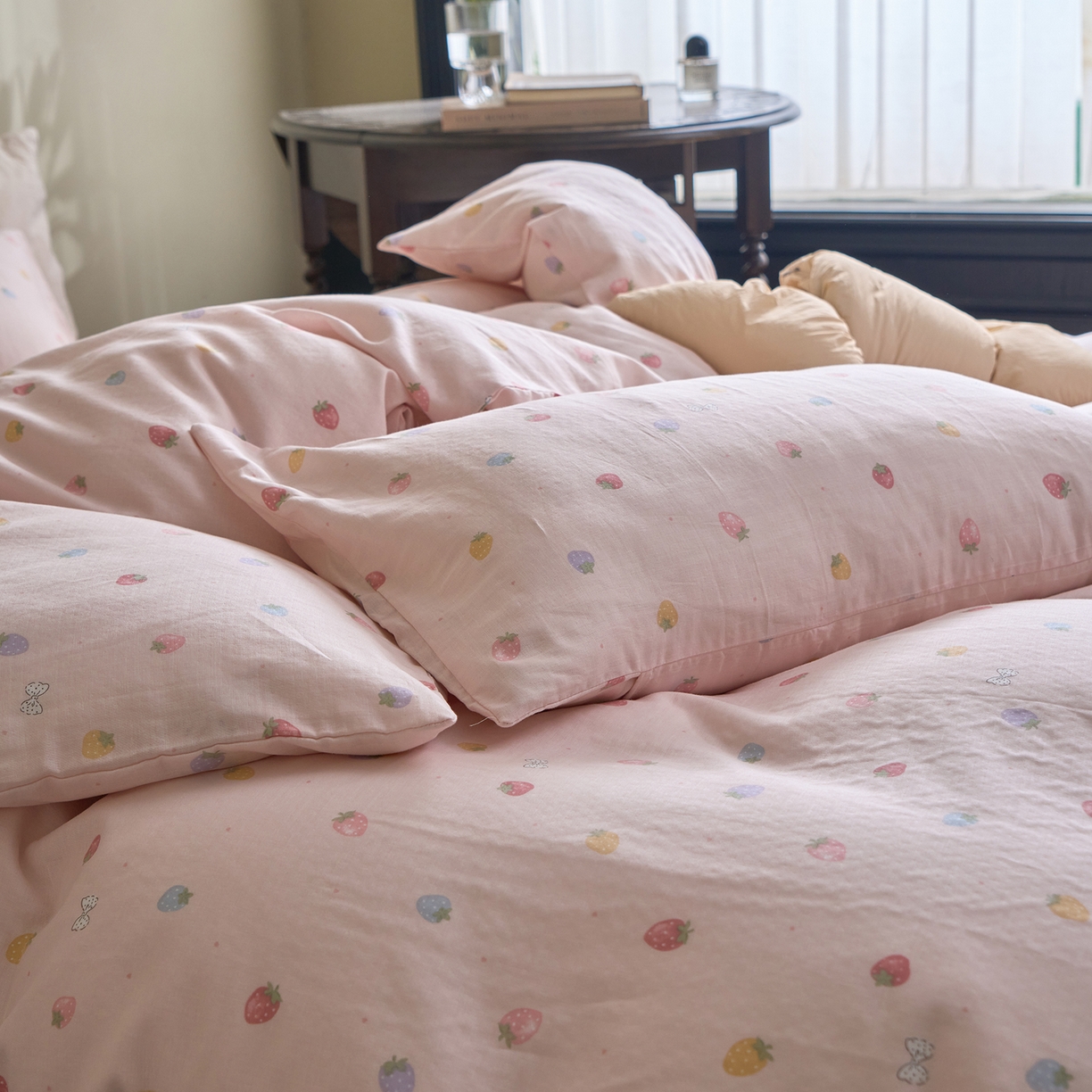 91家纺网 家纺一手货源 找家纺 洋铭区（原狠狠爱） 2026春季新款简约全棉 无边双层纱 四件套系列 缤纷草莓