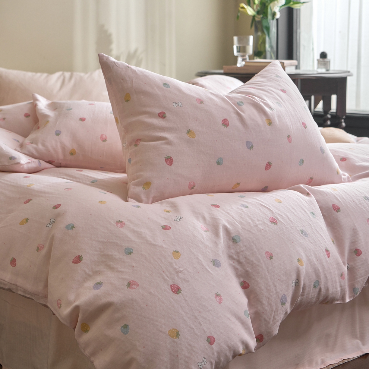 91家纺网 家纺一手货源 找家纺 洋铭区（原狠狠爱） 2026春季新款简约全棉 无边双层纱 四件套系列 缤纷草莓