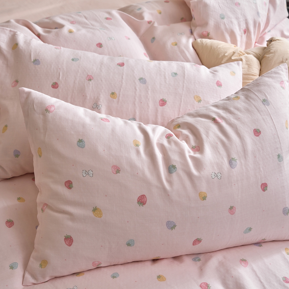 91家纺网 家纺一手货源 找家纺 洋铭区（原狠狠爱） 2026春季新款简约全棉 无边双层纱 四件套系列 缤纷草莓