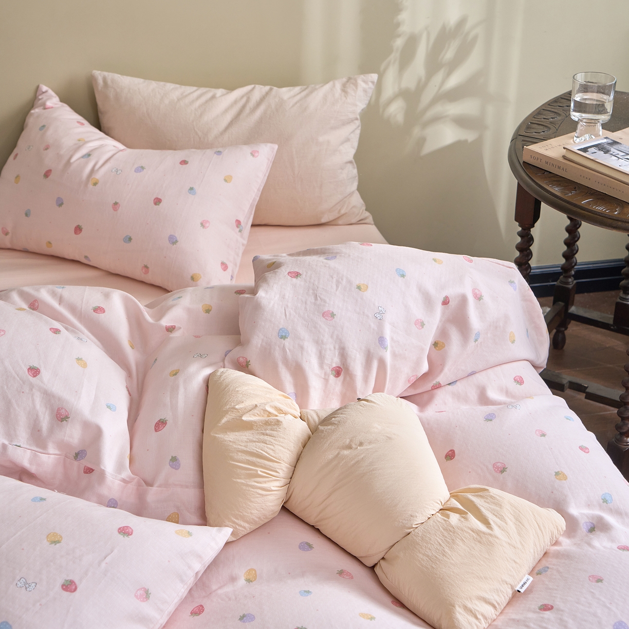 91家纺网 家纺一手货源 找家纺 洋铭区（原狠狠爱） 2026春季新款简约全棉 无边双层纱 四件套系列 缤纷草莓