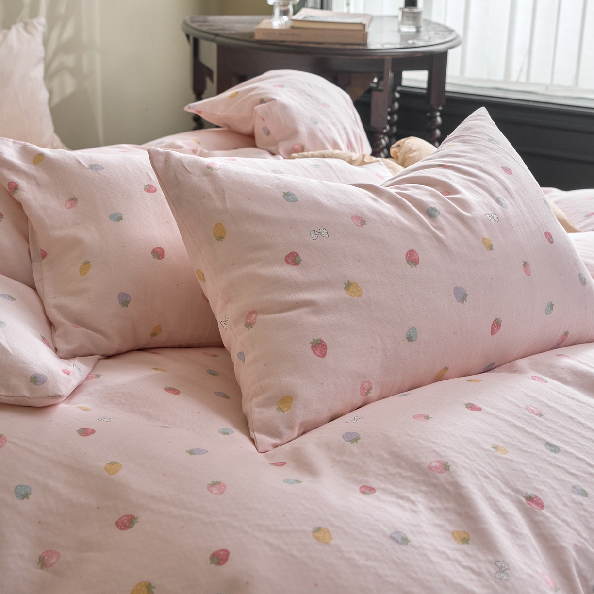 91家纺网 家纺一手货源 找家纺 洋铭区（原狠狠爱） 2026春季新款简约全棉 无边双层纱 四件套系列 缤纷草莓