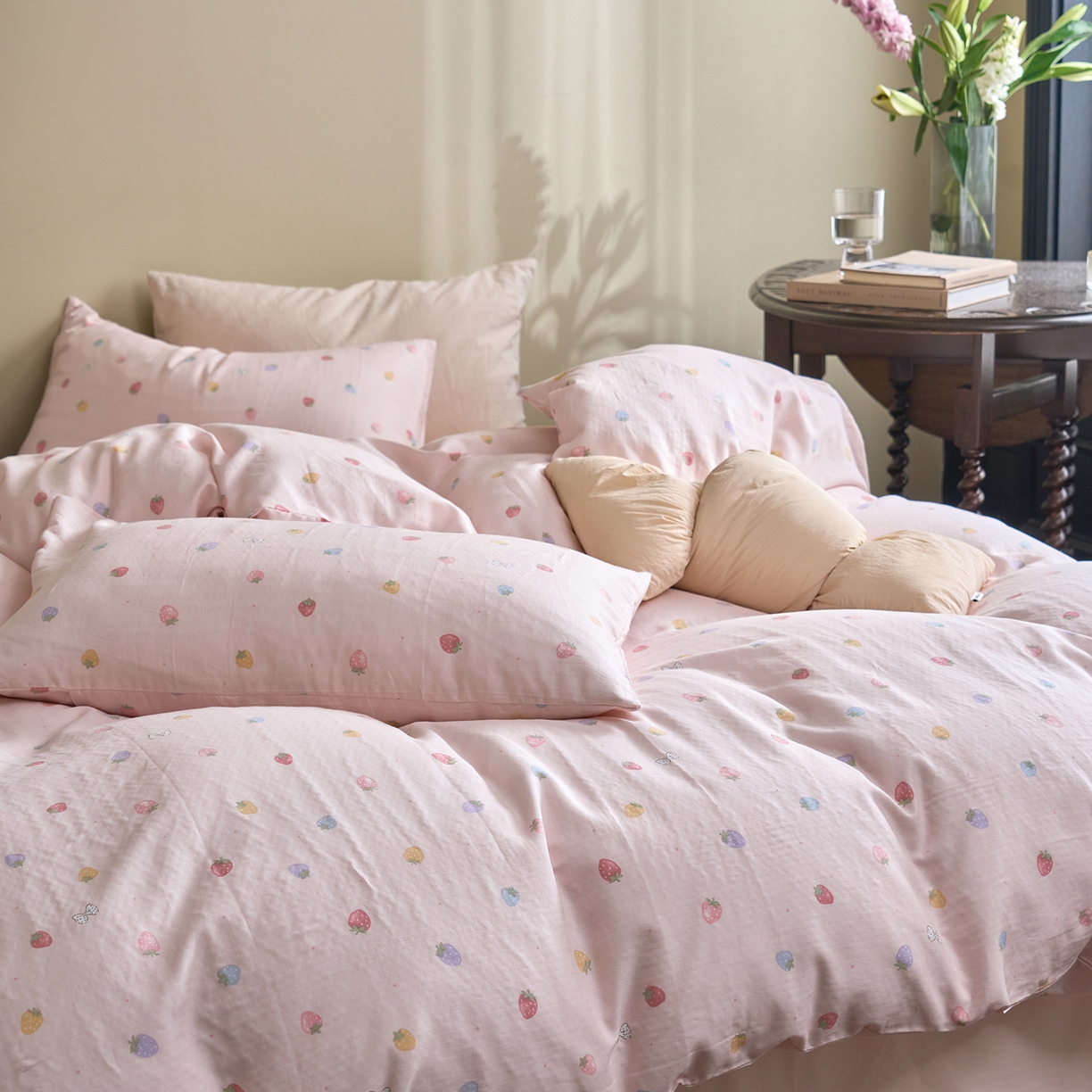 91家纺网 家纺一手货源 找家纺 洋铭区（原狠狠爱） 2026春季新款简约全棉 无边双层纱 四件套系列 缤纷草莓