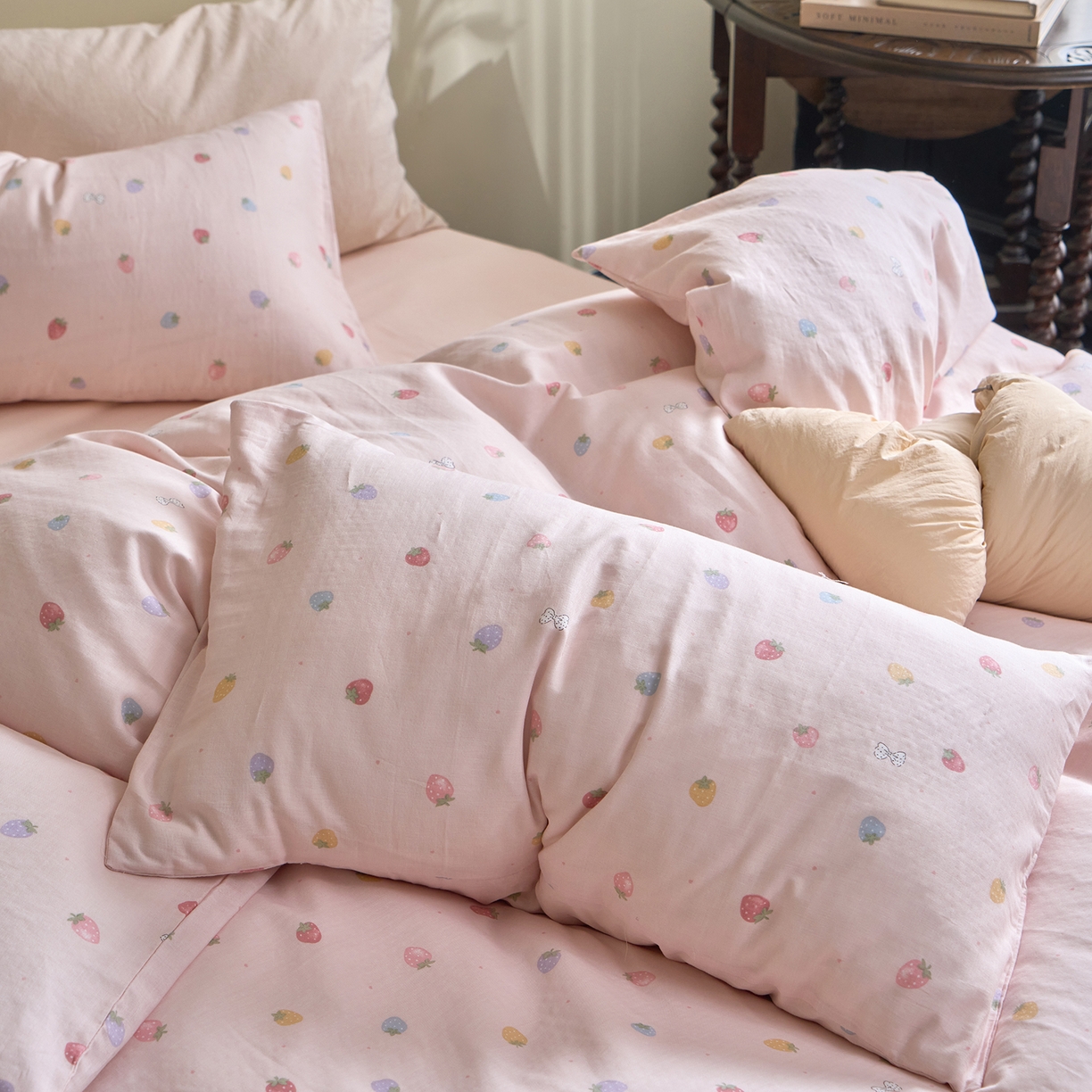 91家纺网 家纺一手货源 找家纺 洋铭区（原狠狠爱） 2026春季新款简约全棉 无边双层纱 四件套系列 缤纷草莓