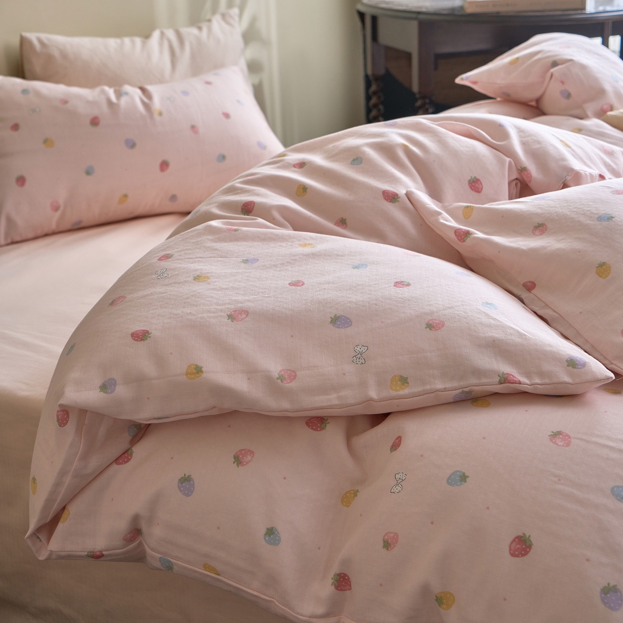 91家纺网 家纺一手货源 找家纺 洋铭区（原狠狠爱） 2026春季新款简约全棉 无边双层纱 四件套系列 缤纷草莓