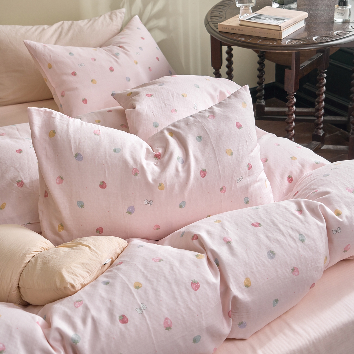 91家纺网 家纺一手货源 找家纺 洋铭区（原狠狠爱） 2026春季新款简约全棉 无边双层纱 四件套系列 缤纷草莓