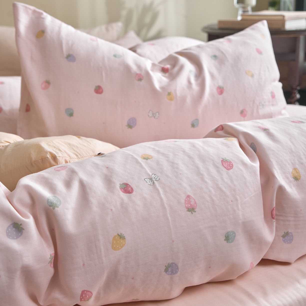 91家纺网 家纺一手货源 找家纺 洋铭区（原狠狠爱） 2026春季新款简约全棉 无边双层纱 四件套系列 缤纷草莓