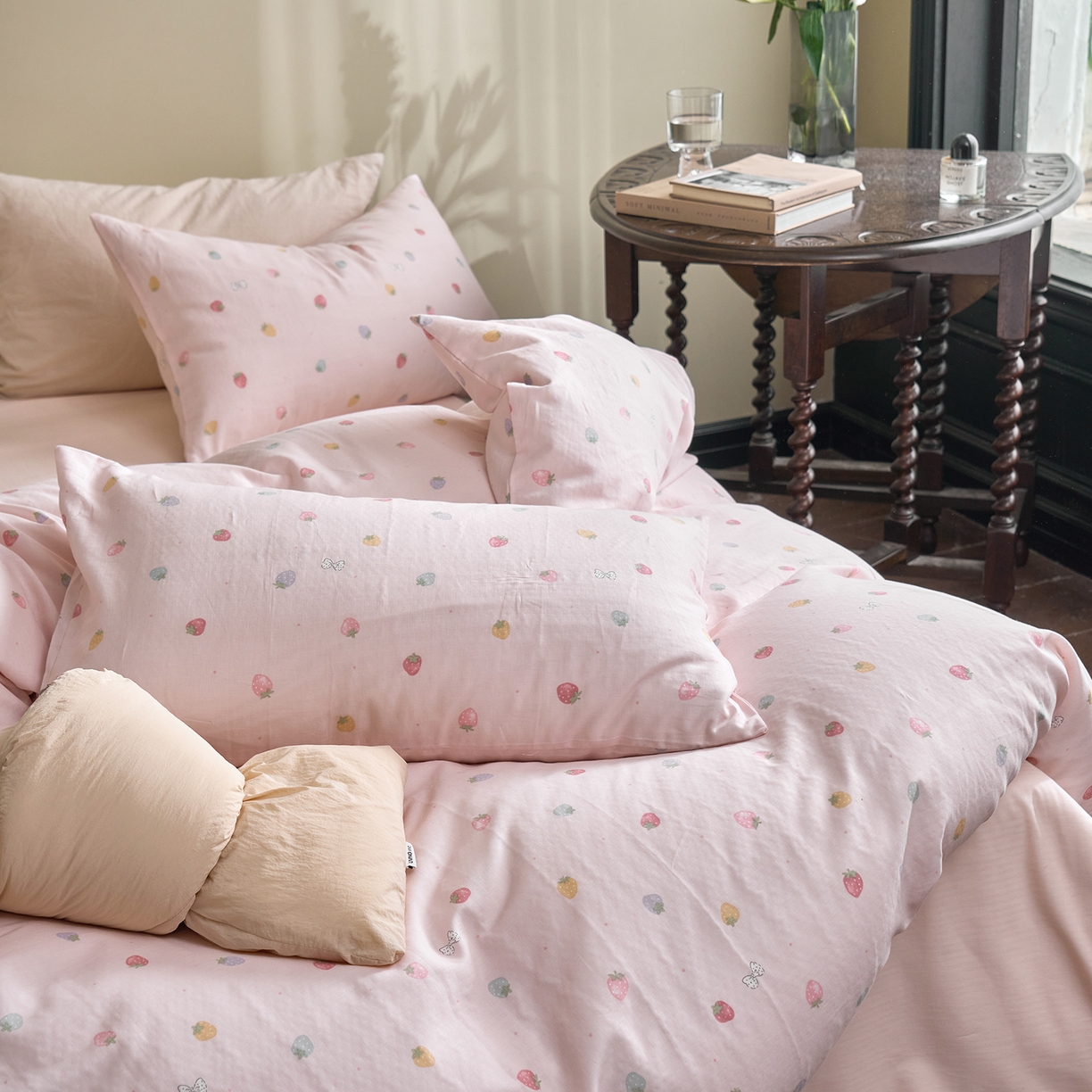 91家纺网 家纺一手货源 找家纺 洋铭区（原狠狠爱） 2026春季新款简约全棉 无边双层纱 四件套系列 缤纷草莓