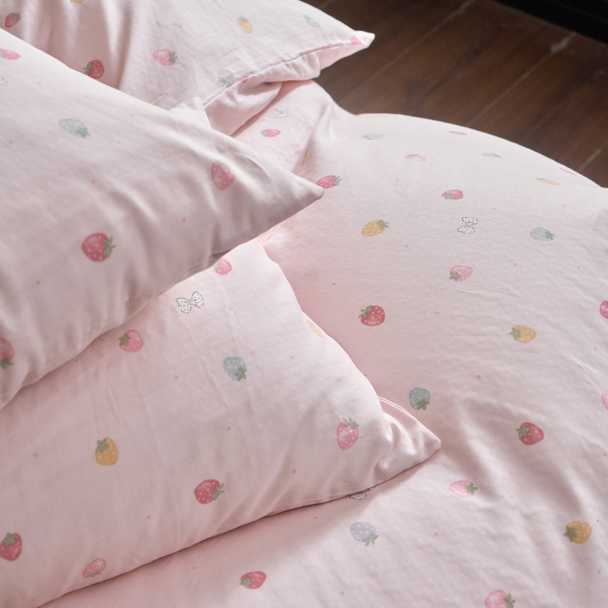 91家纺网 家纺一手货源 找家纺 洋铭区（原狠狠爱） 2026春季新款简约全棉 无边双层纱 四件套系列 缤纷草莓