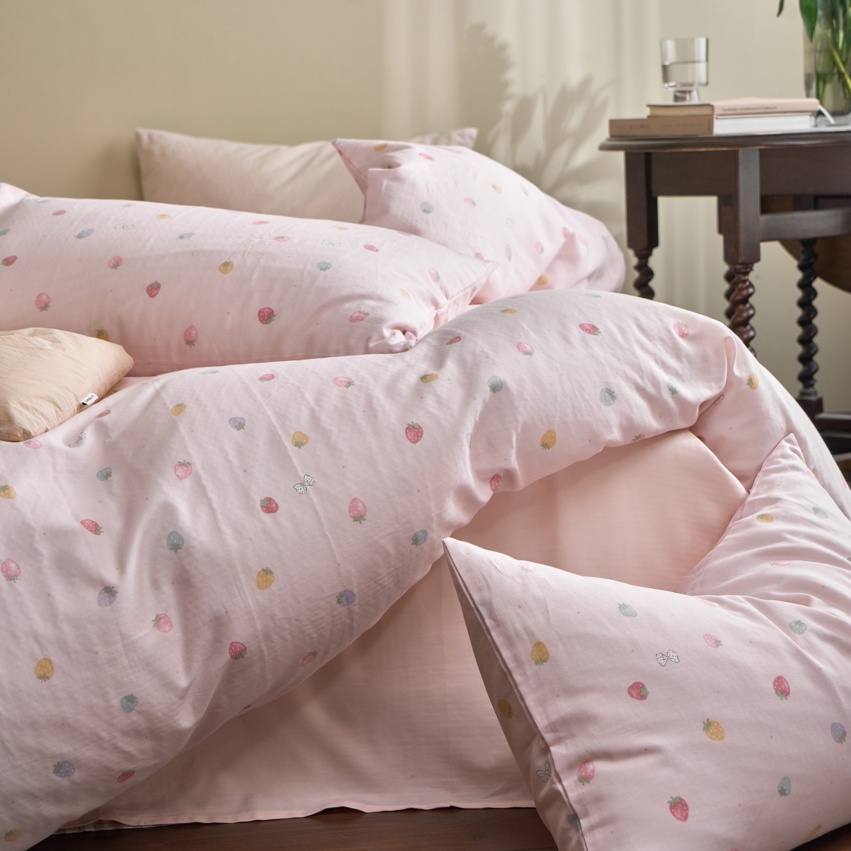 91家纺网 家纺一手货源 找家纺 洋铭区（原狠狠爱） 2026春季新款简约全棉 无边双层纱 四件套系列 缤纷草莓