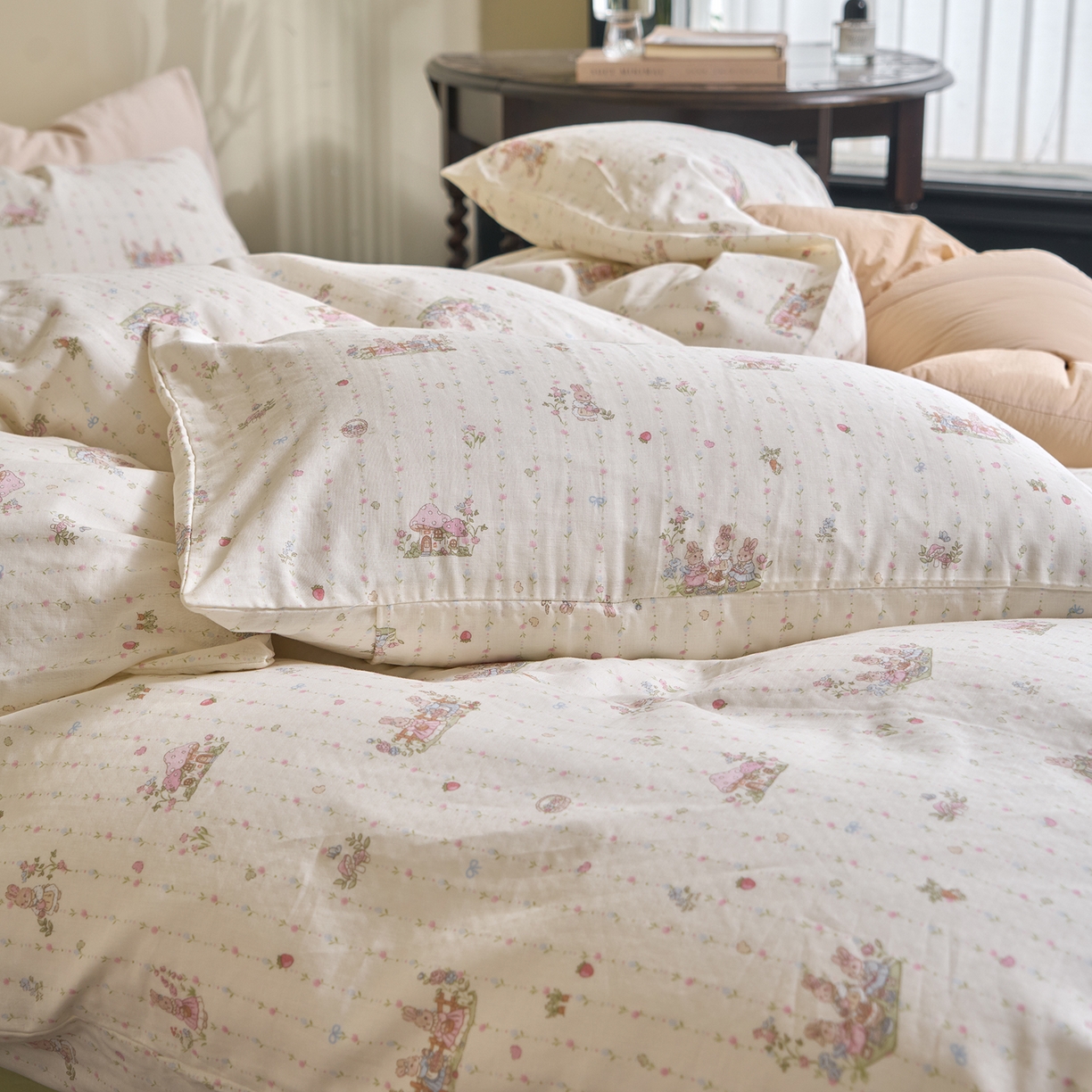 91家纺网 家纺一手货源 找家纺 洋铭区（原狠狠爱） 2026春季新款简约全棉 无边双层纱 四件套系列 采花小兔