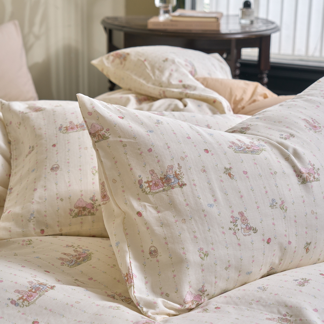 91家纺网 家纺一手货源 找家纺 洋铭区（原狠狠爱） 2026春季新款简约全棉 无边双层纱 四件套系列 采花小兔