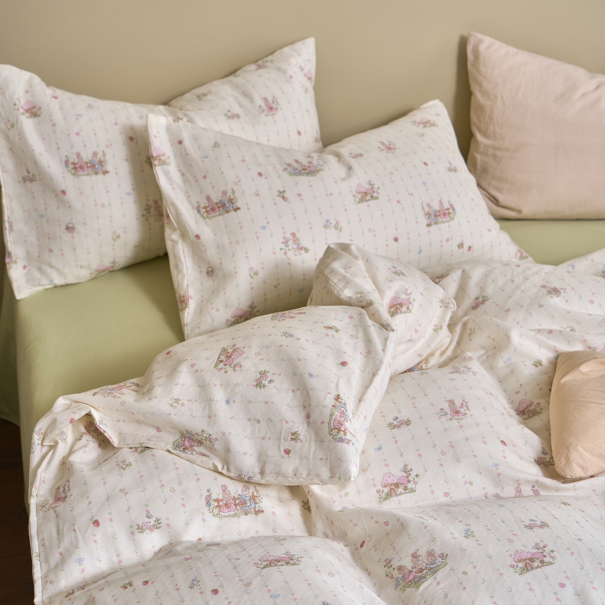 91家纺网 家纺一手货源 找家纺 洋铭区（原狠狠爱） 2026春季新款简约全棉 无边双层纱 四件套系列 采花小兔