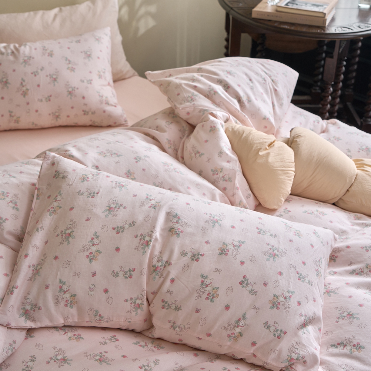 91家纺网 家纺一手货源 找家纺 洋铭区（原狠狠爱） 2026春季新款简约全棉 无边双层纱 四件套系列 草莓粉兔