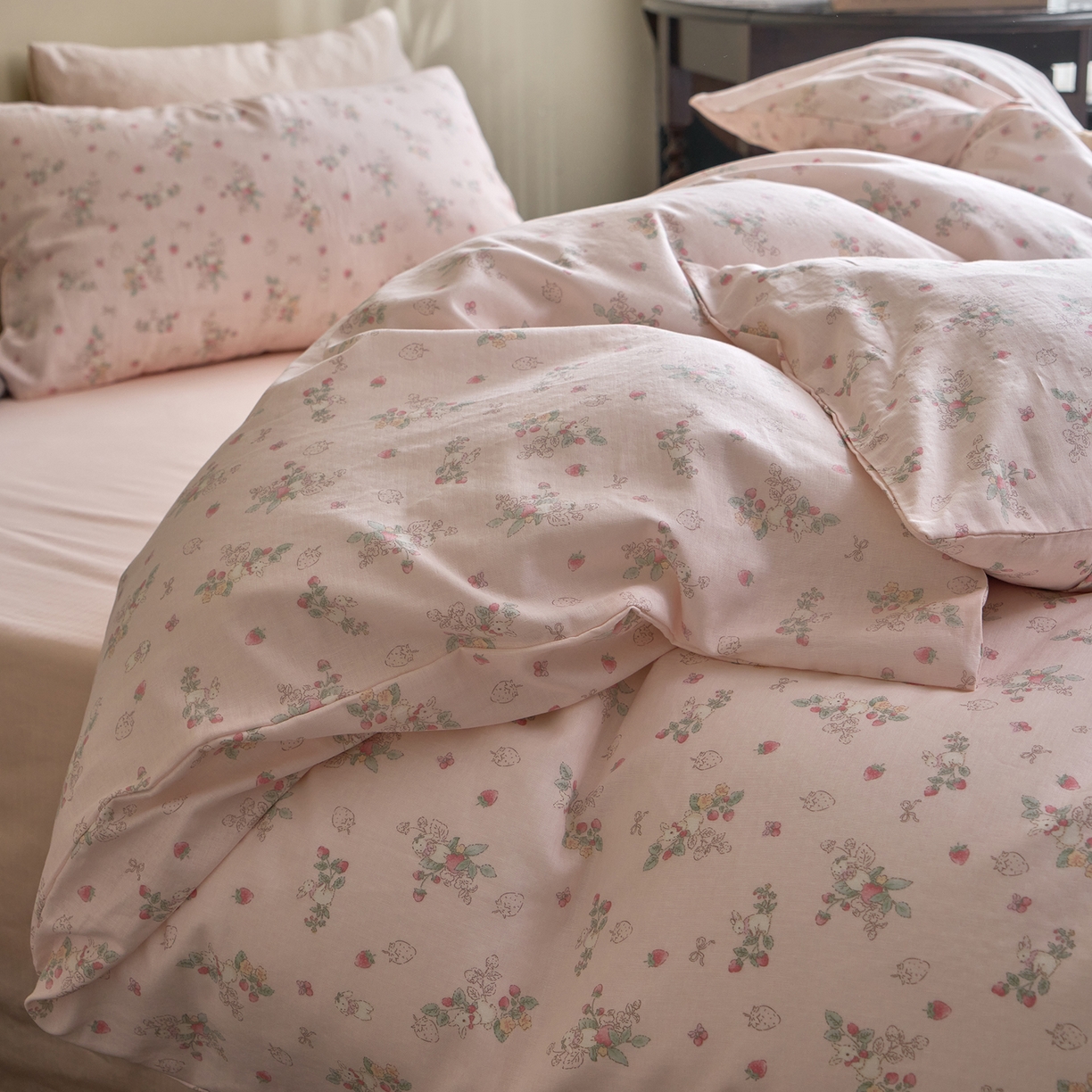 91家纺网 家纺一手货源 找家纺 洋铭区（原狠狠爱） 2026春季新款简约全棉 无边双层纱 四件套系列 草莓粉兔