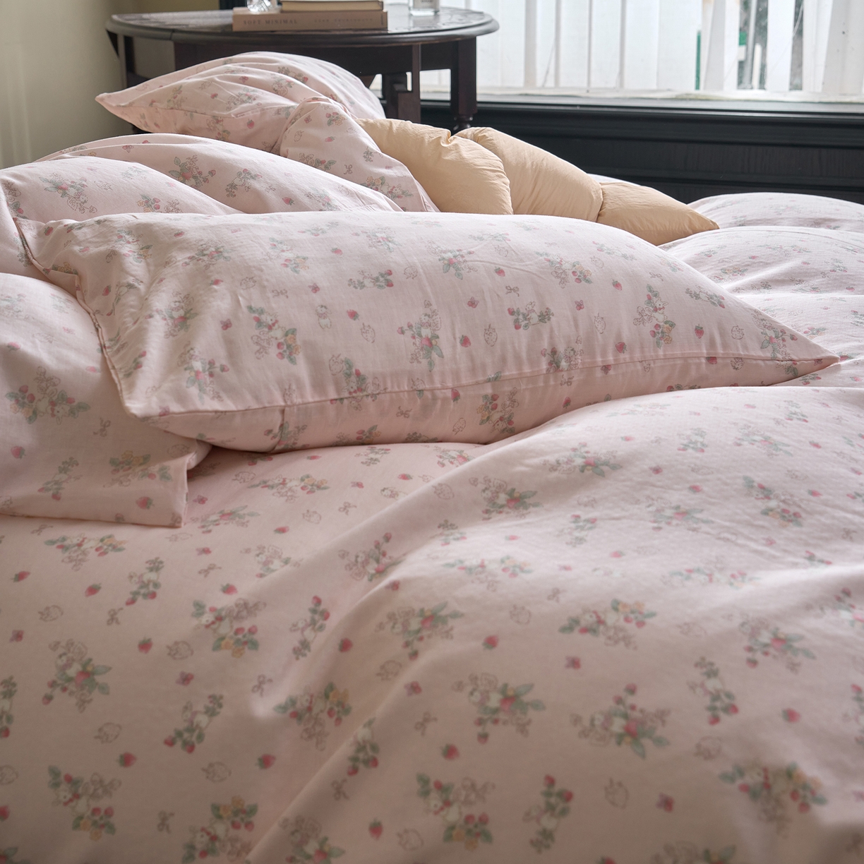 91家纺网 家纺一手货源 找家纺 洋铭区（原狠狠爱） 2026春季新款简约全棉 无边双层纱 四件套系列 草莓粉兔