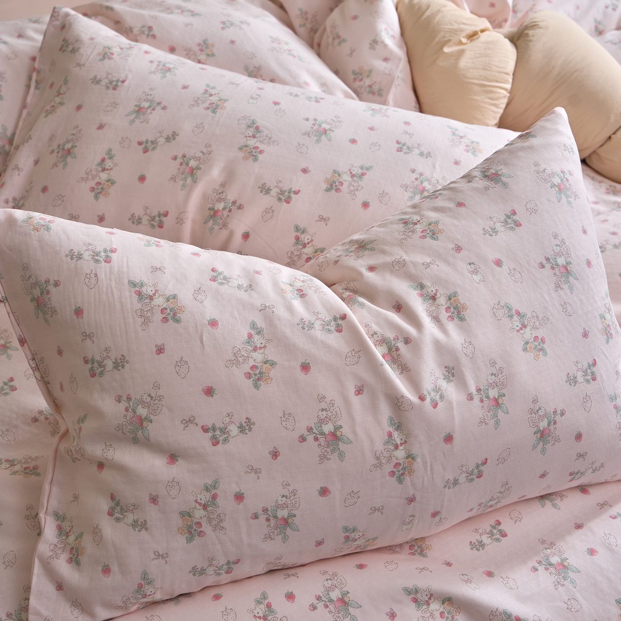 91家纺网 家纺一手货源 找家纺 洋铭区（原狠狠爱） 2026春季新款简约全棉 无边双层纱 四件套系列 草莓粉兔