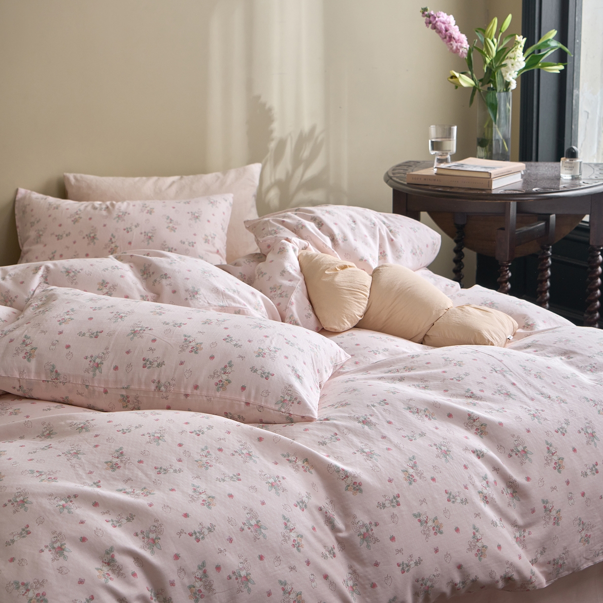 91家纺网 家纺一手货源 找家纺 洋铭区（原狠狠爱） 2026春季新款简约全棉 无边双层纱 四件套系列 草莓粉兔