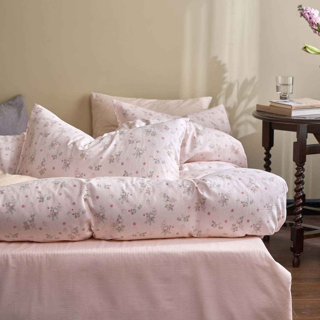 91家纺网 家纺一手货源 找家纺 洋铭区（原狠狠爱） 2026春季新款简约全棉 无边双层纱 四件套系列 草莓粉兔