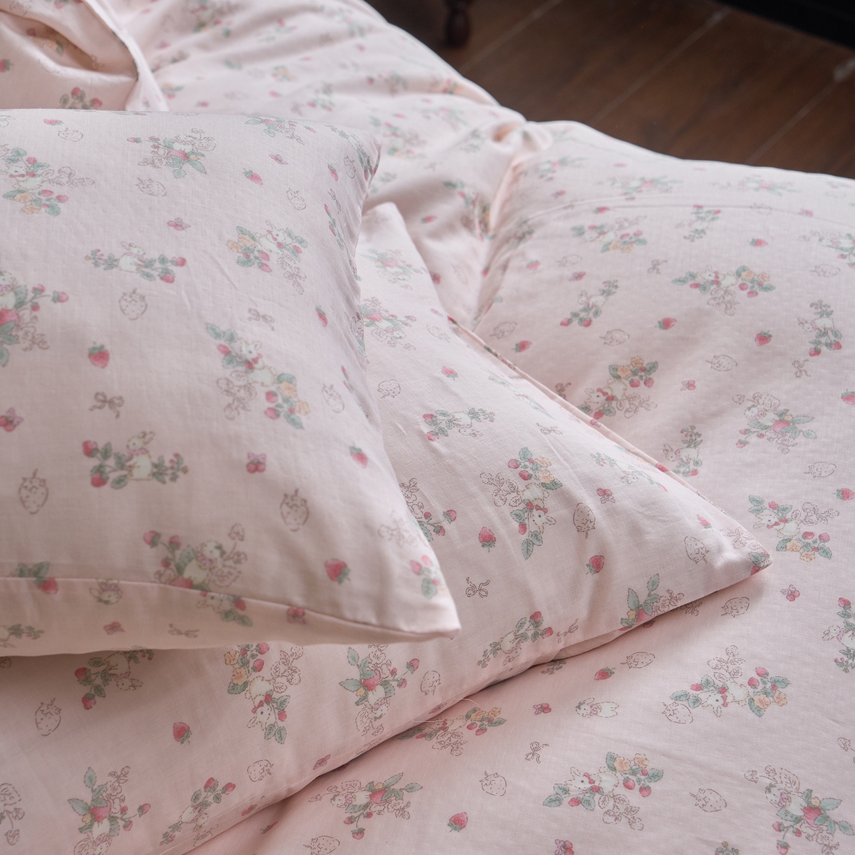 91家纺网 家纺一手货源 找家纺 洋铭区（原狠狠爱） 2026春季新款简约全棉 无边双层纱 四件套系列 草莓粉兔