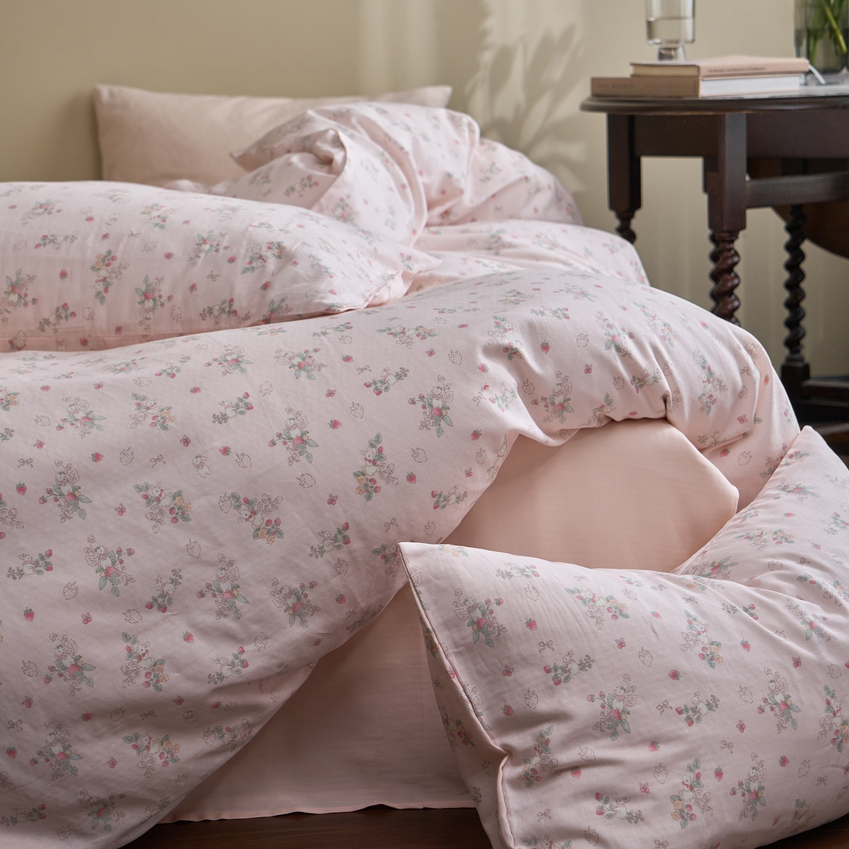 91家纺网 家纺一手货源 找家纺 洋铭区（原狠狠爱） 2026春季新款简约全棉 无边双层纱 四件套系列 草莓粉兔