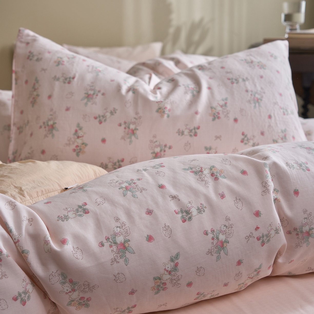 91家纺网 家纺一手货源 找家纺 洋铭区（原狠狠爱） 2026春季新款简约全棉 无边双层纱 四件套系列 草莓粉兔