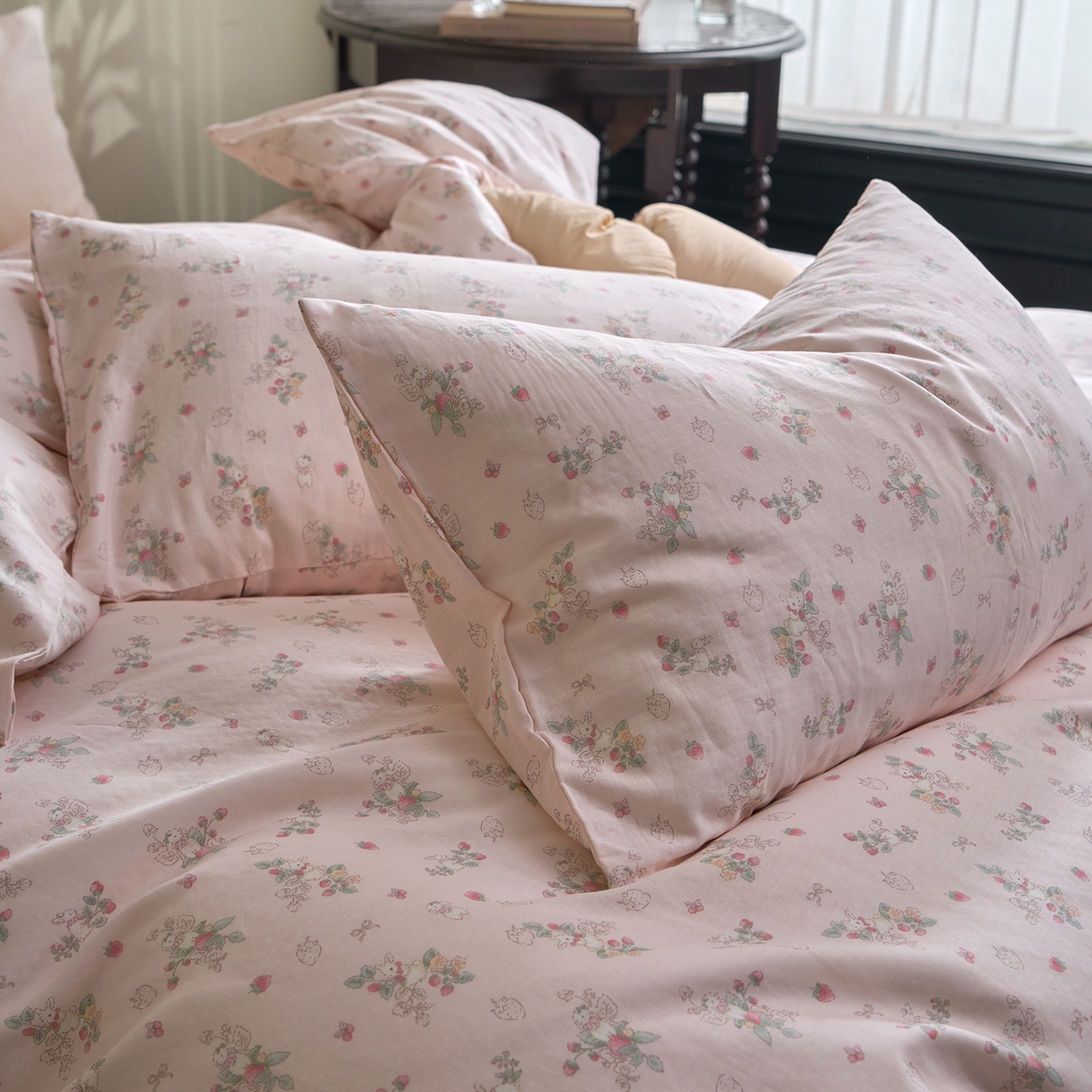 91家纺网 家纺一手货源 找家纺 洋铭区（原狠狠爱） 2026春季新款简约全棉 无边双层纱 四件套系列 草莓粉兔