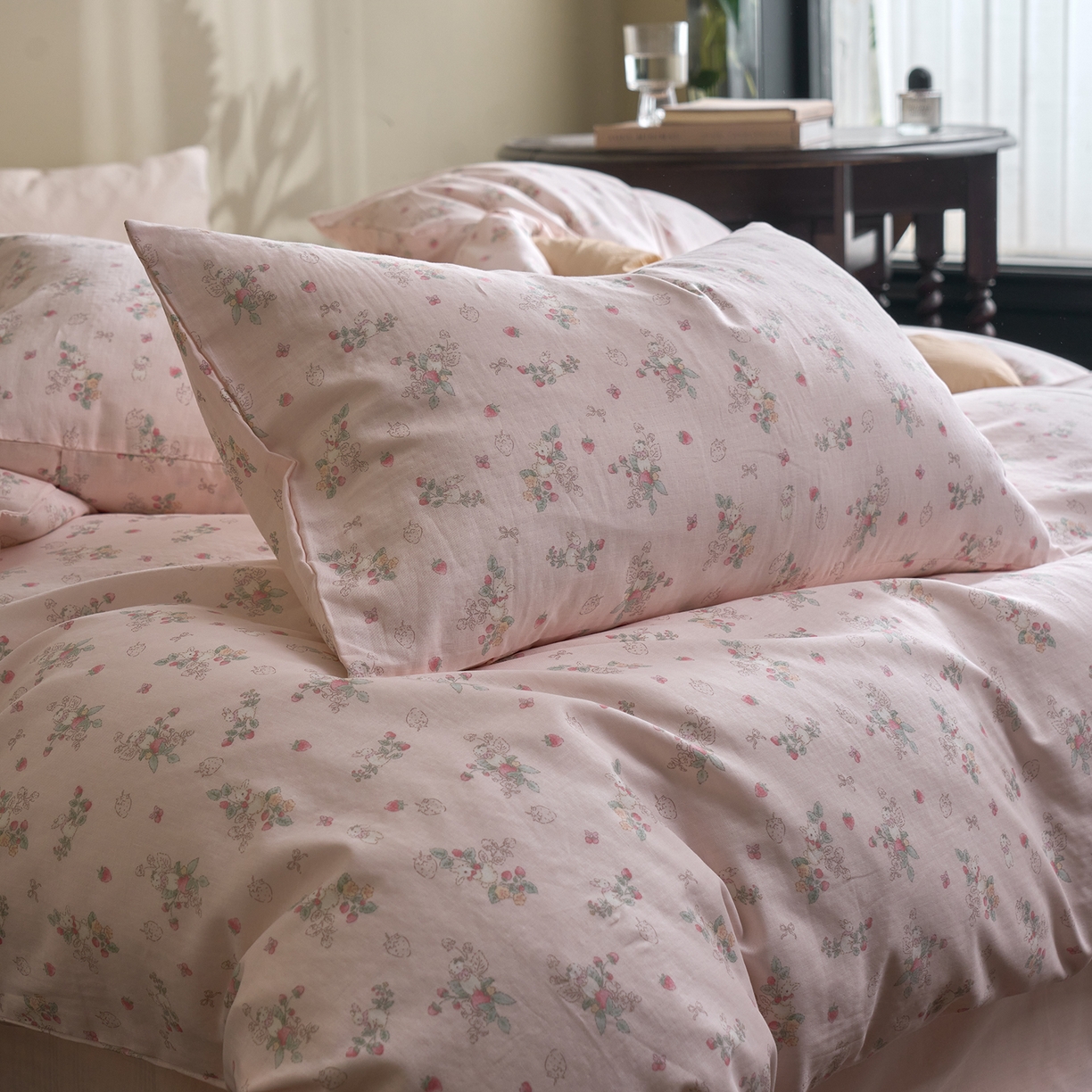 91家纺网 家纺一手货源 找家纺 洋铭区（原狠狠爱） 2026春季新款简约全棉 无边双层纱 四件套系列 草莓粉兔