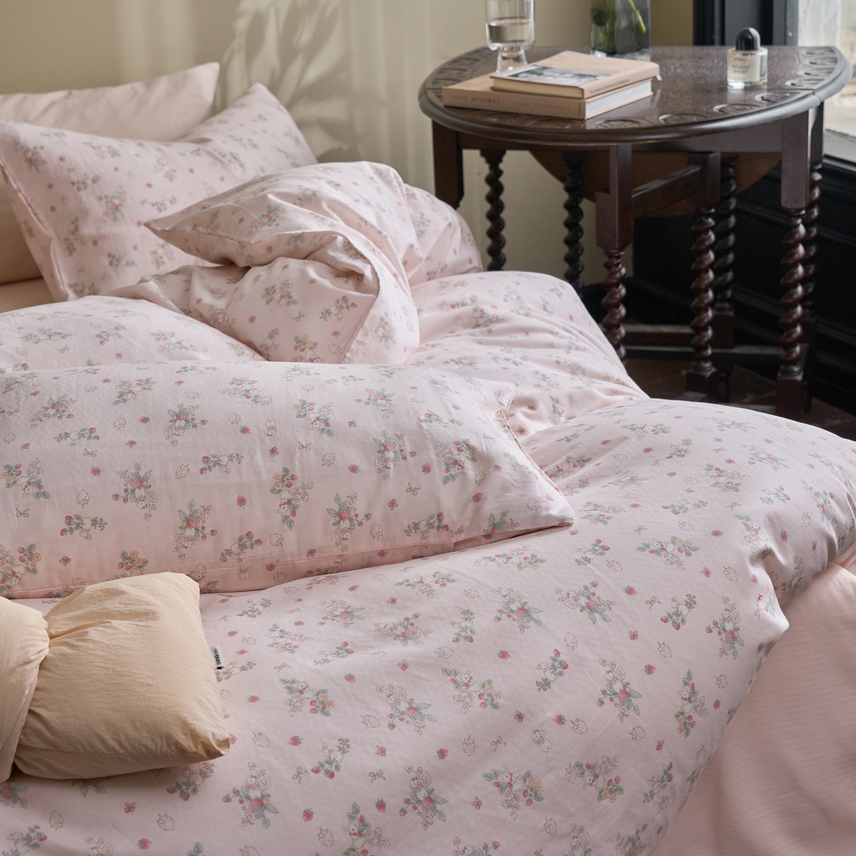 91家纺网 家纺一手货源 找家纺 洋铭区（原狠狠爱） 2026春季新款简约全棉 无边双层纱 四件套系列 草莓粉兔