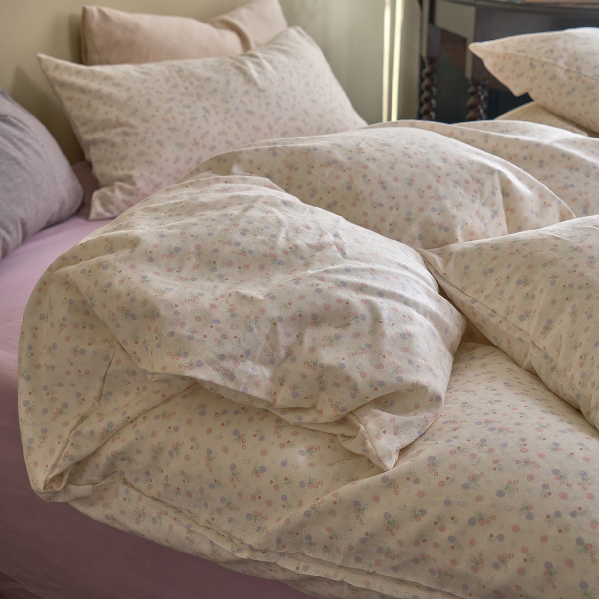 91家纺网 家纺一手货源 找家纺 洋铭区（原狠狠爱） 2026春季新款简约全棉 无边双层纱 四件套系列 多多小草莓