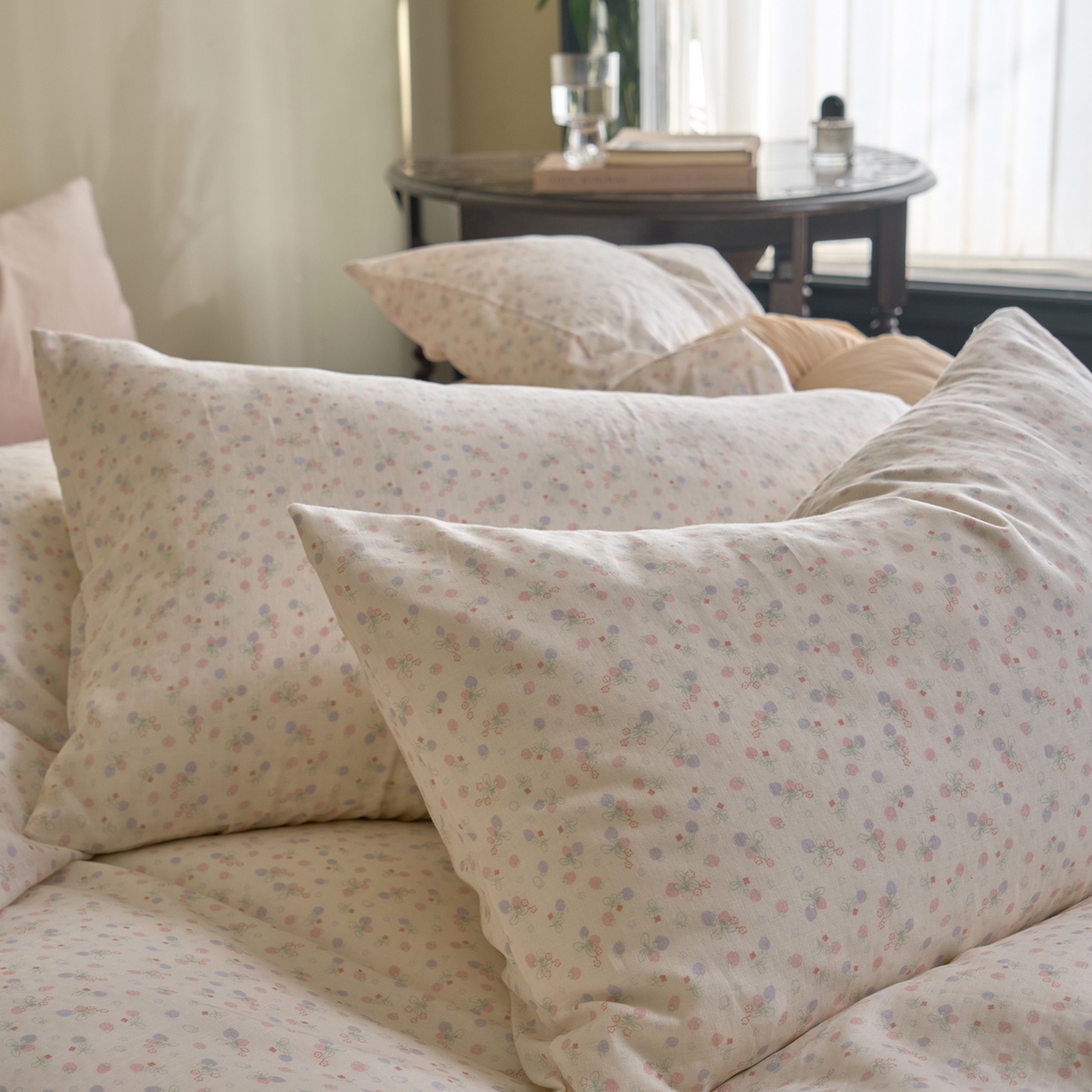 91家纺网 家纺一手货源 找家纺 洋铭区（原狠狠爱） 2026春季新款简约全棉 无边双层纱 四件套系列 多多小草莓