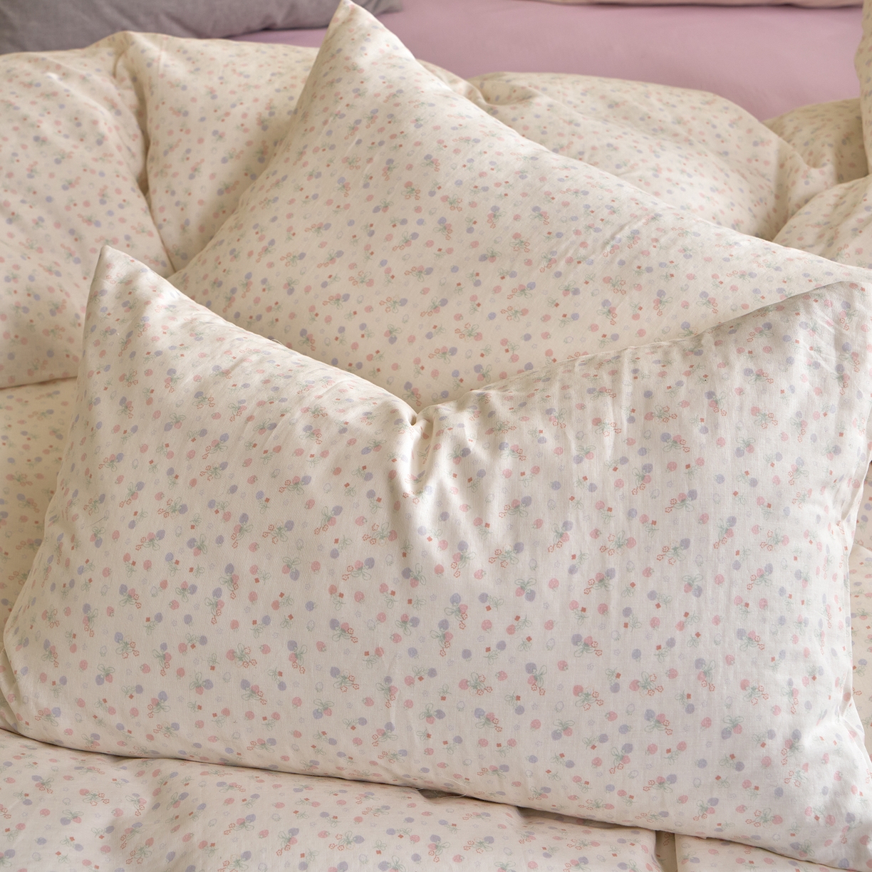 91家纺网 家纺一手货源 找家纺 洋铭区（原狠狠爱） 2026春季新款简约全棉 无边双层纱 四件套系列 多多小草莓