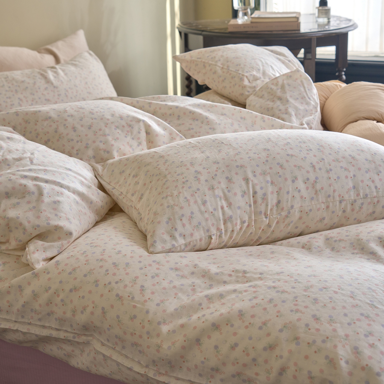 91家纺网 家纺一手货源 找家纺 洋铭区（原狠狠爱） 2026春季新款简约全棉 无边双层纱 四件套系列 多多小草莓