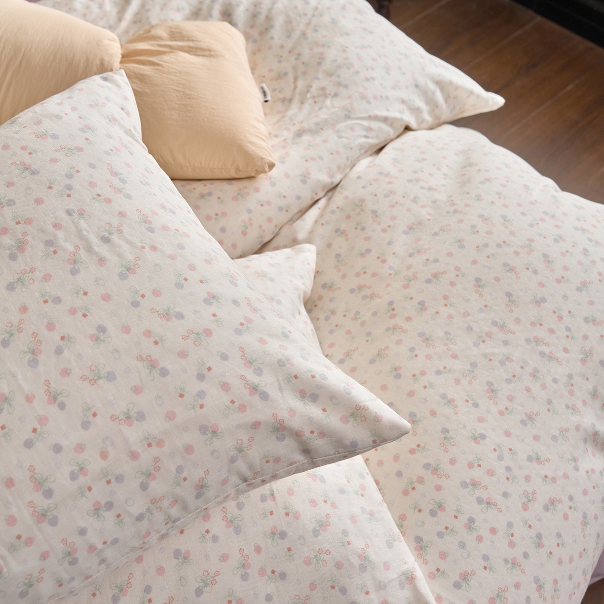 91家纺网 家纺一手货源 找家纺 洋铭区（原狠狠爱） 2026春季新款简约全棉 无边双层纱 四件套系列 多多小草莓