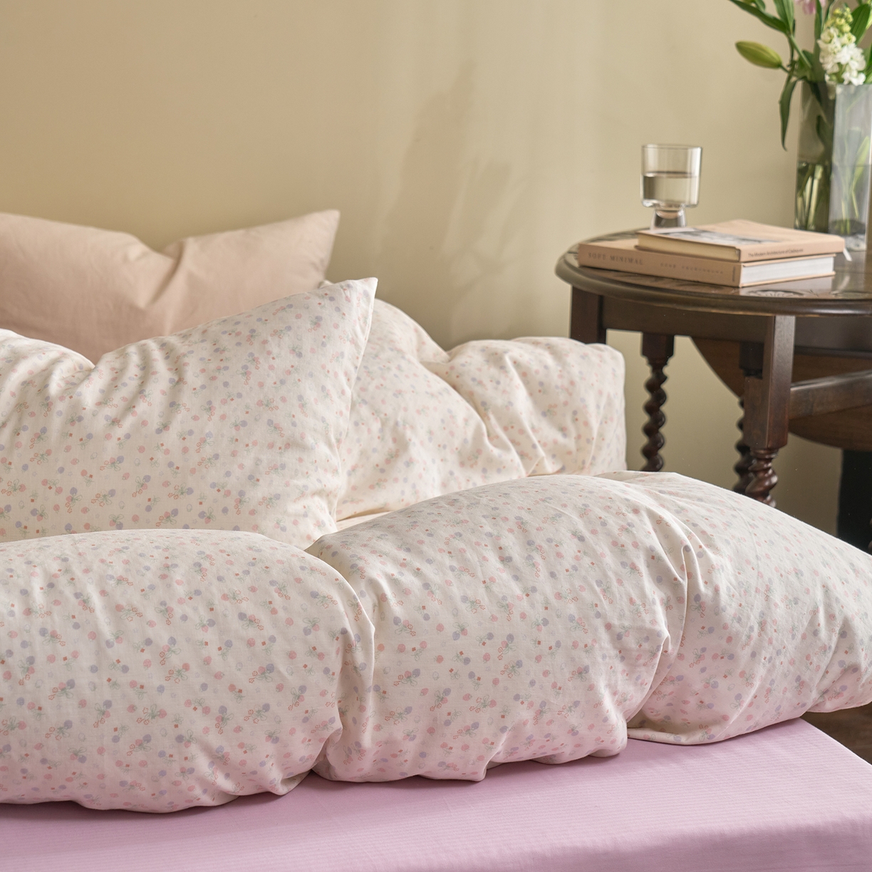 91家纺网 家纺一手货源 找家纺 洋铭区（原狠狠爱） 2026春季新款简约全棉 无边双层纱 四件套系列 多多小草莓