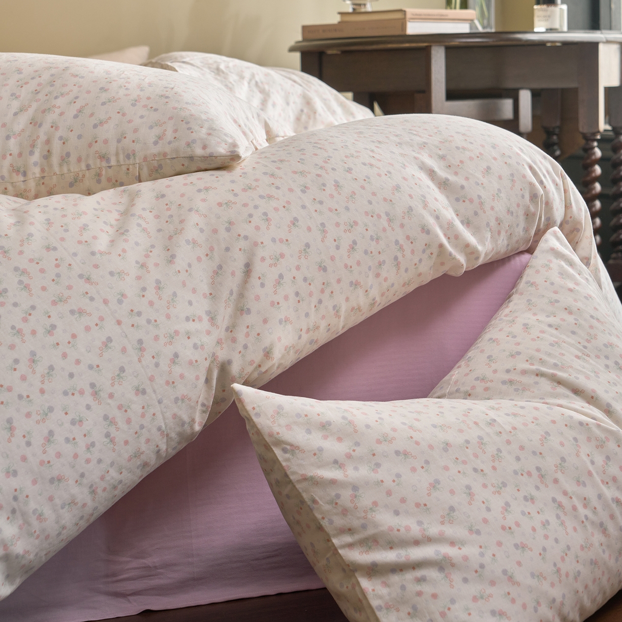 91家纺网 家纺一手货源 找家纺 洋铭区（原狠狠爱） 2026春季新款简约全棉 无边双层纱 四件套系列 多多小草莓