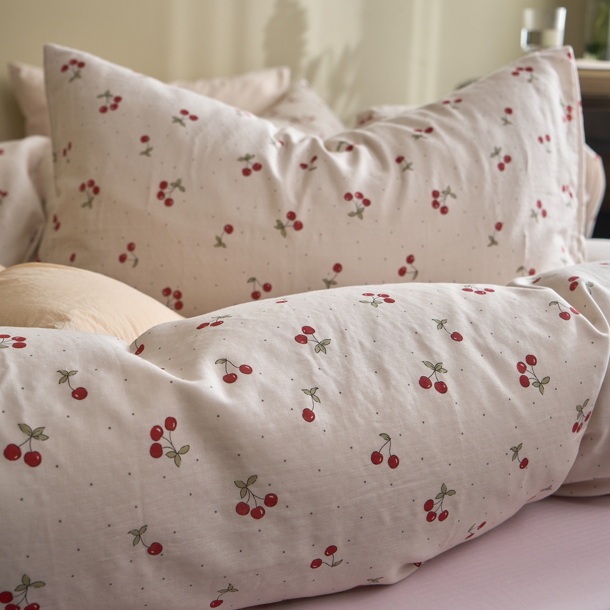 91家纺网 家纺一手货源 找家纺 洋铭区（原狠狠爱） 2026春季新款简约全棉 无边双层纱 四件套系列 红果果