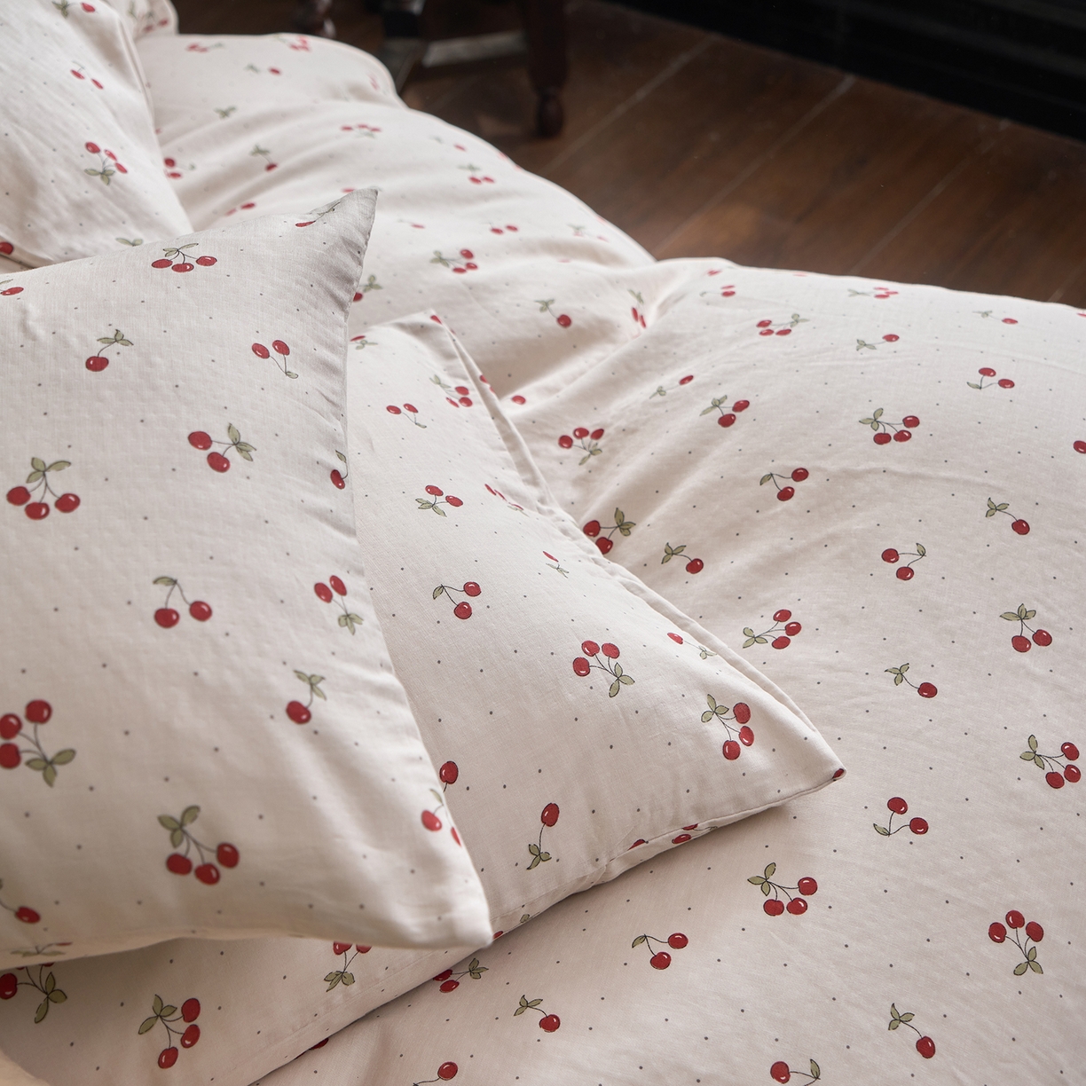 91家纺网 家纺一手货源 找家纺 洋铭区（原狠狠爱） 2026春季新款简约全棉 无边双层纱 四件套系列 红果果