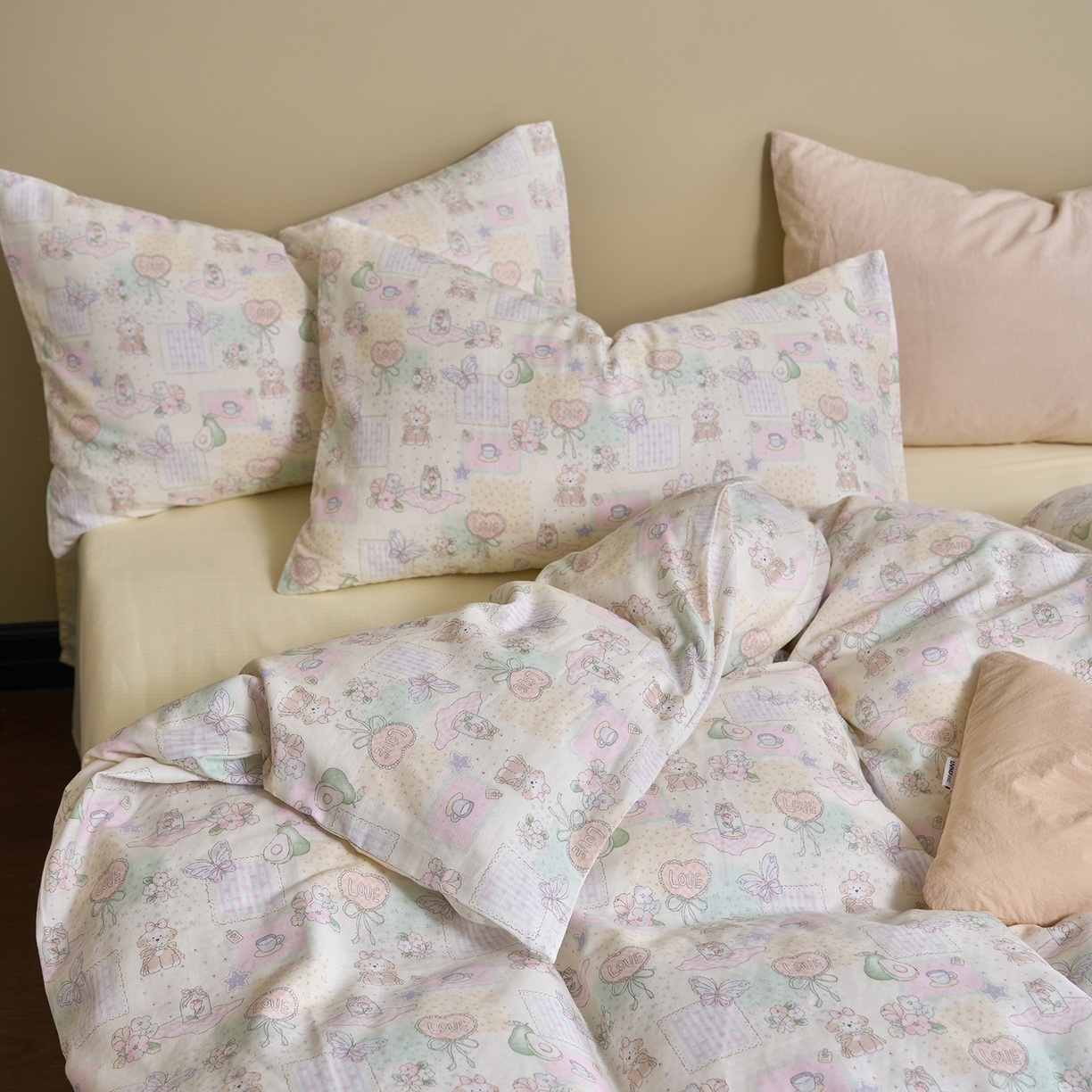 91家纺网 家纺一手货源 找家纺 洋铭区（原狠狠爱） 2026春季新款简约全棉 无边双层纱 四件套系列 蝴蝶花开