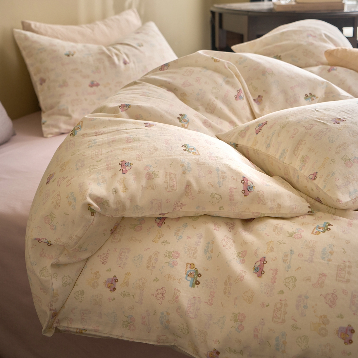 91家纺网 家纺一手货源 找家纺 洋铭区（原狠狠爱） 2026春季新款简约全棉 无边双层纱 四件套系列 卡卡小汽车