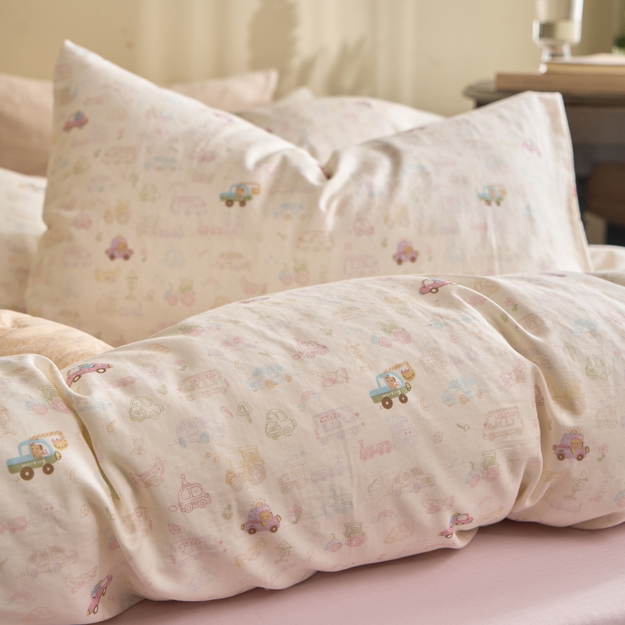 91家纺网 家纺一手货源 找家纺 洋铭区（原狠狠爱） 2026春季新款简约全棉 无边双层纱 四件套系列 卡卡小汽车